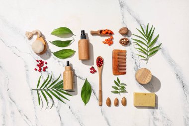 Kozmetik ürünleri, banyo malzemeleri ve hafif arka planda bulunan doğal malzemeler.