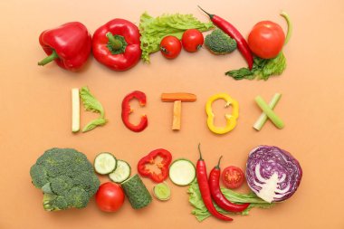 DETOX sözcüğüyle kompozisyon ve renk arkaplanda farklı taze sebzeler