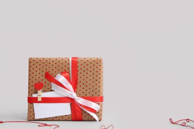 Gri arka planda hediye kutusu. Sevgililer Günü kutlaması