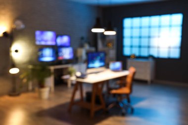 Tüccar masaları ve gece lambalarıyla karanlık ofisin bulanık görüntüsü