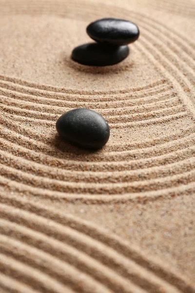 Açık kumsalda siyah spa taşları