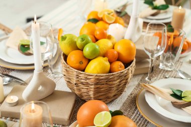 Yemek odasında turunçgil meyveleriyle süslenmiş şenlik masası. Yakın çekim.