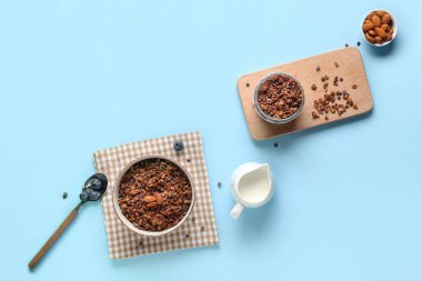 Lezzetli çikolata taneli kaseler mavi arka planda