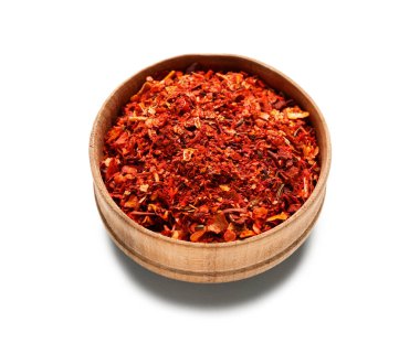 Beyaz arka planda biberli ahşap kase.