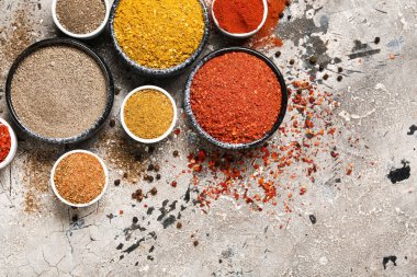 Grunge arka planında farklı baharatların olduğu kompozisyon