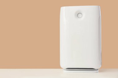 Bej arka planda modern hava temizleyicisi