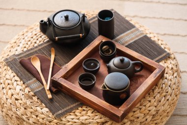 Oturma odasında pouf üzerine siyah Asya çayı, yakın plan.