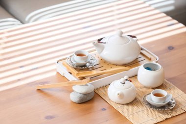Oturma odasındaki ahşap masada Asya çayı seti, yakın plan.
