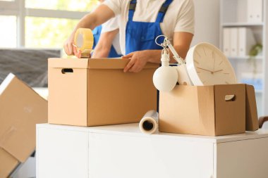 Taşınma gününde ofiste erkek yükleyici kayıt kutusu