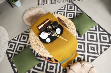 Odasında puf olan Asya çayı seti, en iyi manzara.