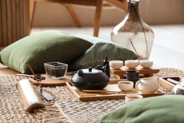 Odada yastıklı Asya çayı seti, yakın plan.