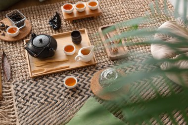 Odadaki halının üzerinde Asya çayı.