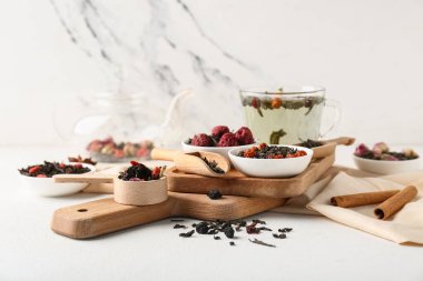 Beyaz grunge masasında kuru meyve çayıyla kaka ve kase, yakın plan.