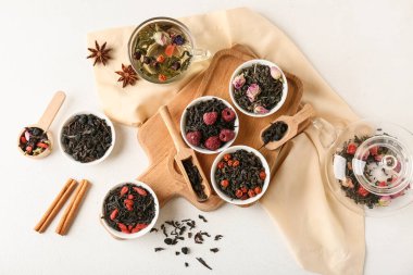 Beyaz grunge arka planda kuru meyve çayı ile kompozisyon