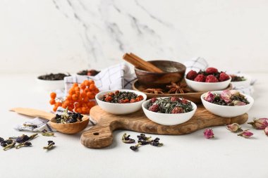 Beyaz grunge masasında kuru meyve çaylı kaseler, yakın plan.