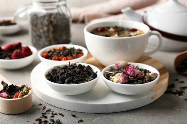 Gri grunge arka planda kuru meyve çayı kaseleri ile kompozisyon, yakın plan