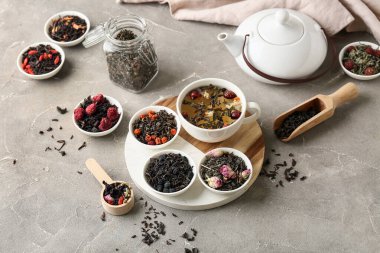 Kuru meyve çayı, çaydanlık ve grunge arkaplanda bir fincan sıcak çay ile kompozisyon