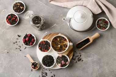 Kuru meyve çayı, çaydanlık ve grunge arkaplanda bir fincan sıcak çay ile kompozisyon