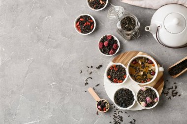 Kuru meyve çayı, çaydanlık ve grunge arkaplanda bir fincan sıcak çay ile kompozisyon