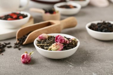 Gri grunge arka planda kuru meyve çayı ile kase, yakın plan.