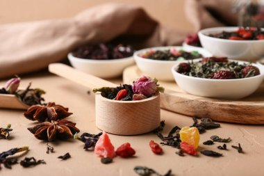 Bej rengi grunge arka planda kuru meyve çayıyla kepçe, yakın plan.