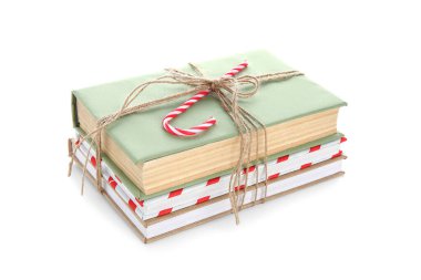 İple bağlanmış kitaplar ve beyaz arka planda şeker kamışı. Noel kutlaması