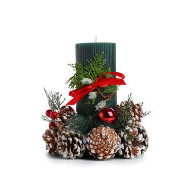 Beyaz arka planda köknar konileri ve Noel dekoru olan güzel yeşil mum.