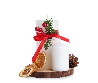 Tahta tahta tahta, güzel mumlar ve beyaz arka planda izole edilmiş Noel dekoru.