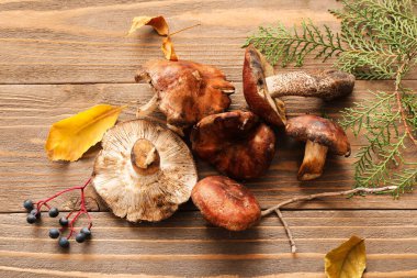 Ahşap arka planda taze mantar yığını, yakın plan.