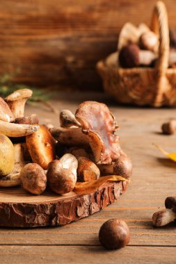 Tahta masada taze mantarlarla dikil, yakın plan.