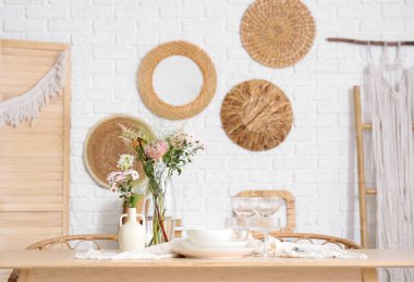 Hafif yemek odasında bir buket çiçekle güzel bir masa.