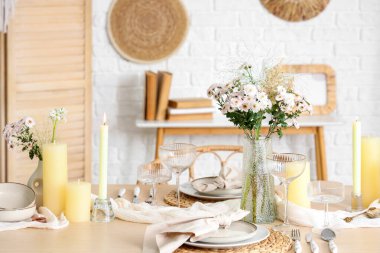 Çiçek buketi ve mumlarla dolu güzel bir masa.