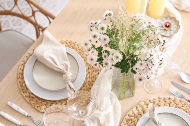 Çiçek buketi ve mumlarla dolu güzel bir masa.