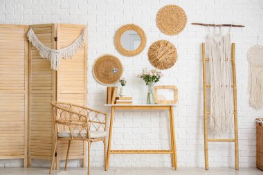 Konsol masasında güzel çiçek buketleri olan şık bir oda.