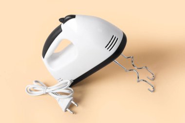 Bej arkaplanda elektrik karıştırıcı