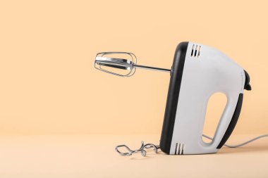 Bej arka planda krom yengeçli elektrik karıştırıcı