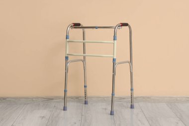 Odadaki bej duvarın yanında sağlıkçı var.