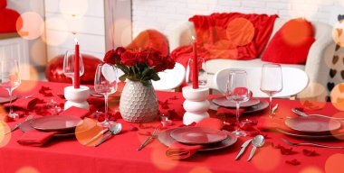 Sevgililer Günü 'nde evde kırmızı güller ve mumlarla süslenmiş şenlik masası.