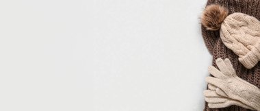 Sıcak eşarp ve açık arkaplan üzerine şapkalı örülmüş eldivenler ve metin için yer.