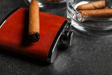 Siyah arka planda puro olan yeni cep şişesi, yakın plan.