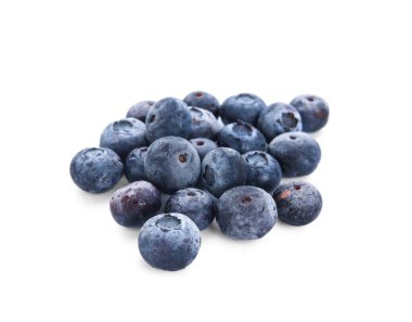 Beyaz arka plan üzerinde dondurulmuş yaban mersini