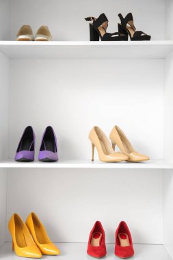 Butikte farklı kadın ayakkabıları olan raflar.