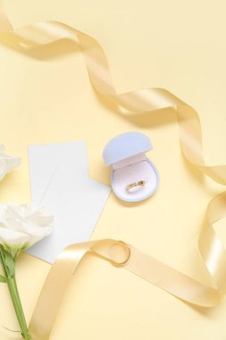 Evlilik yüzüklü kutu, boş kartlar, kurdele ve çiçeklerin renkleri.