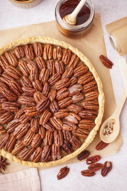 Hafif arka planda lezzetli cevizli turta