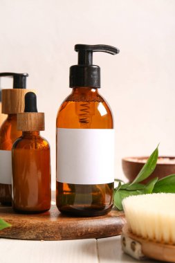 Masada farklı şampuan şişeleri var.