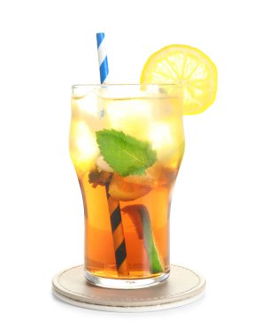 Beyaz arka planda bir bardak soğuk Long Island buzlu çayı.