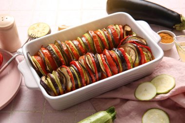 Pembe fayanslı lezzetli Ratatouille yemeği.