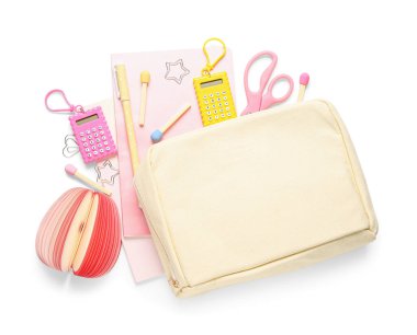 Not defteri ve beyaz arkaplanda izole edilmiş farklı kırtasiyeye sahip okul kalem kutusu