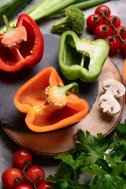 Taze sebzeli tahtalar ve grunge grisi arka planda yeşillik