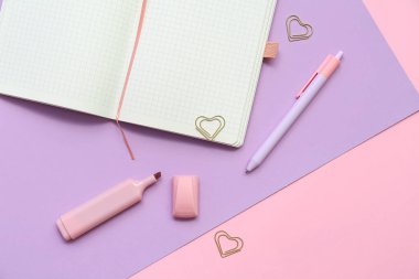 Renk arkaplanı üzerine dizüstü, kalem, işaret ve ataç aç aç